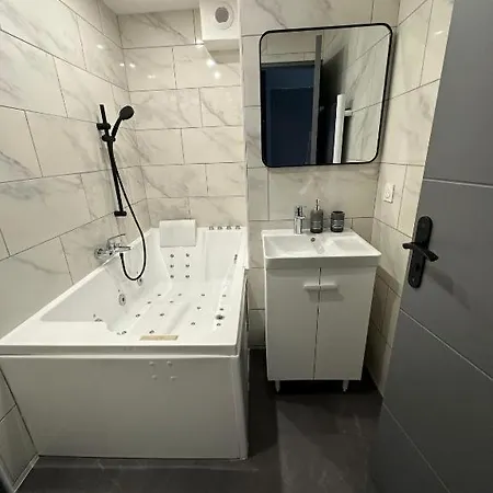 Jaccuzzi A 2 Min Davignon 아파트